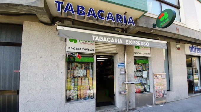 Fachada do Café Expresso na Avenida Mouzinho de Albuquerque, Póvoa de Varzim
