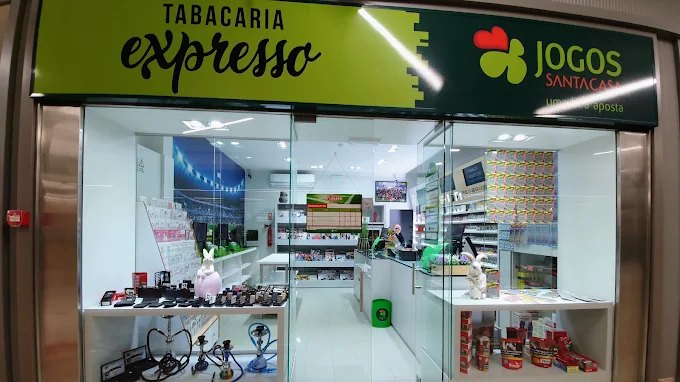 Montra da Tabacaria Expresso na galeria do Pingo Doce de Argivai, com o letreiro dos Jogos Santa Casa
