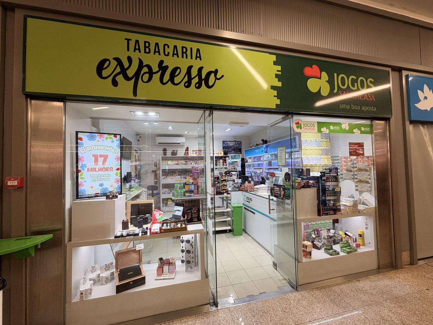 Montra da Tabacaria Expresso na galeria do Pingo Doce de Argivai